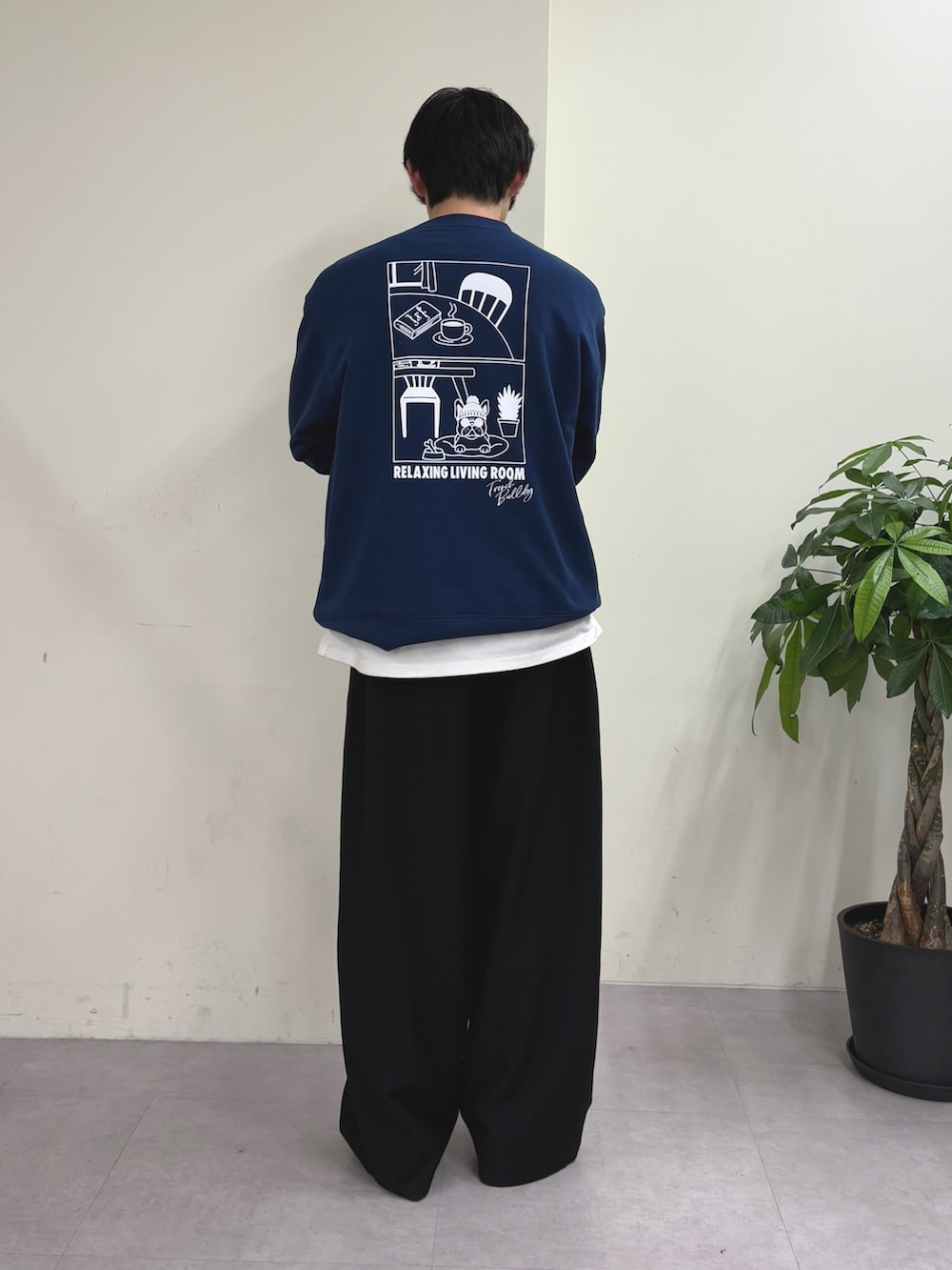 ブルー系のスウェット、ブラック系のスラックス、ブラック系のショルダーバッグを着用したメンズの春コーディネートの2枚目の写真