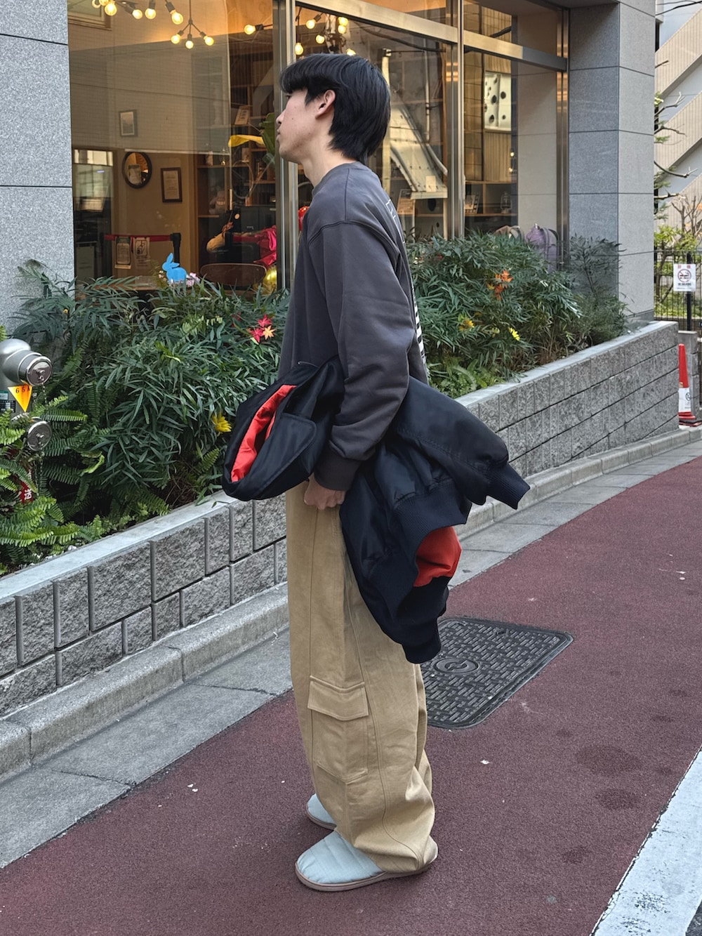 グレー系のスウェット、ベージュ系のカーゴパンツを着用したメンズの冬コーディネートの2枚目の写真