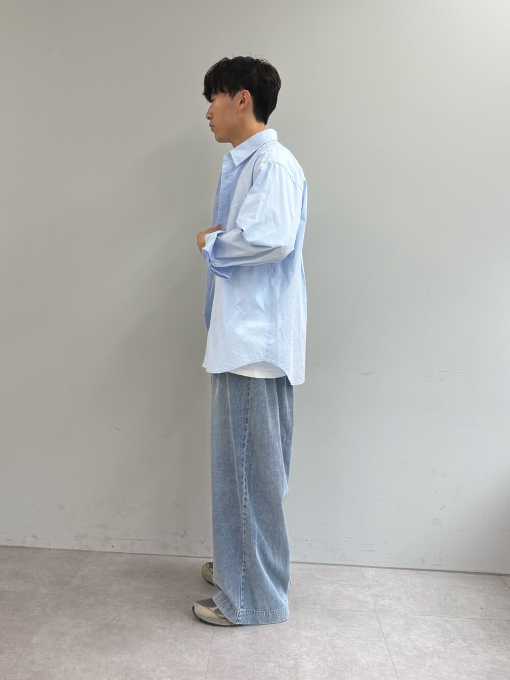 ブルー系のシャツ/ブラウス、ホワイト系のTシャツ/カットソー、ブルー系のデニムパンツを着用したメンズの春コーディネートの2枚目の写真