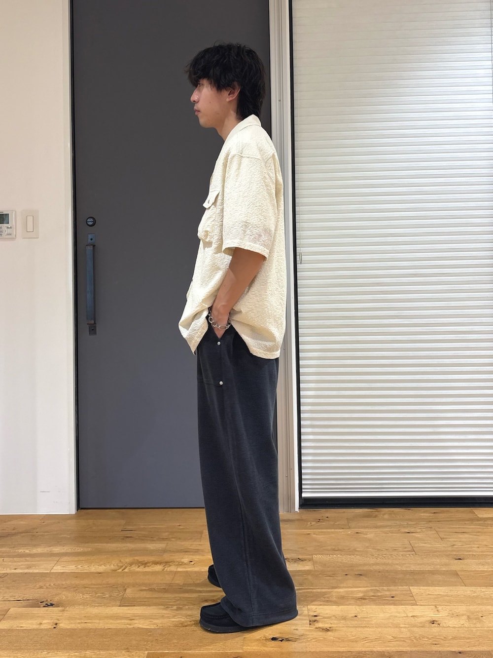 ベージュ系のシャツ/ブラウス、ブラック系のスウェットパンツを着用したメンズの夏コーディネートの2枚目の写真