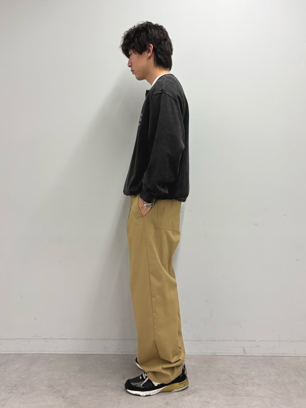 ブラック系のTシャツ/カットソー、ベージュ系のデニムパンツを着用したメンズの夏コーディネートの2枚目の写真
