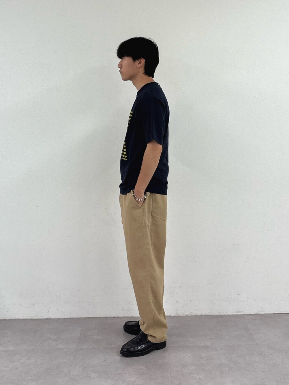 ベージュ系のその他パンツ、ブルー系のTシャツ/カットソーを着用したメンズの夏コーディネートの2枚目の写真