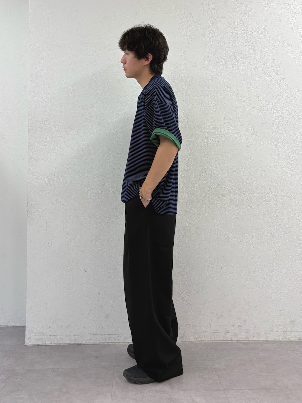 ブルー系のTシャツ/カットソー、ブラック系のスラックスを着用したメンズの夏コーディネートの2枚目の写真