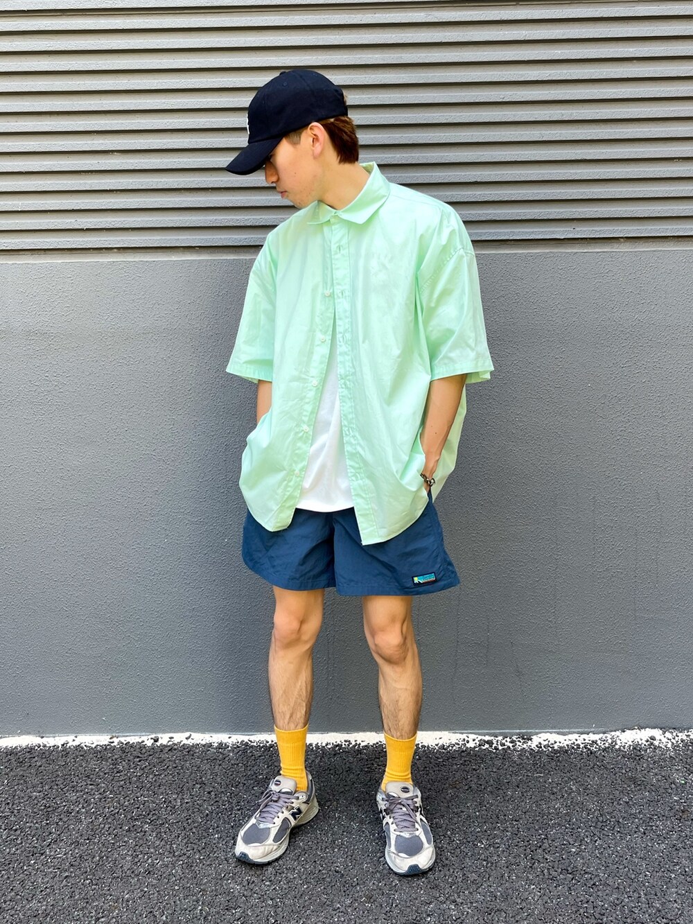 グレー系のスニーカー、ブルー系のその他パンツ、ホワイト系のTシャツ/カットソーを着用したメンズの夏コーディネートの2枚目の写真