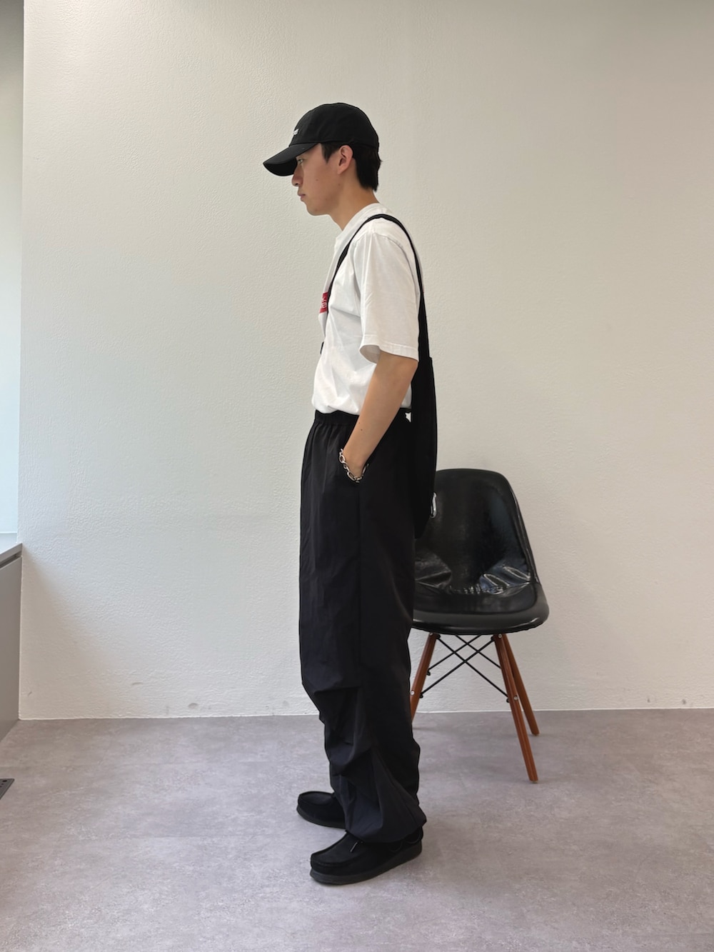 ホワイト系のTシャツ/カットソー、ブラック系のその他パンツ、ブラック系のショルダーバッグを着用したメンズの夏コーディネートの2枚目の写真