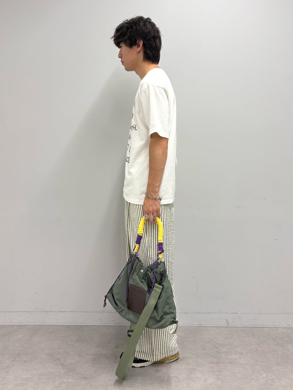 ホワイト系のTシャツ/カットソー、ホワイト系のその他パンツ、グリーン系のトートバッグを着用したメンズの夏コーディネートの2枚目の写真