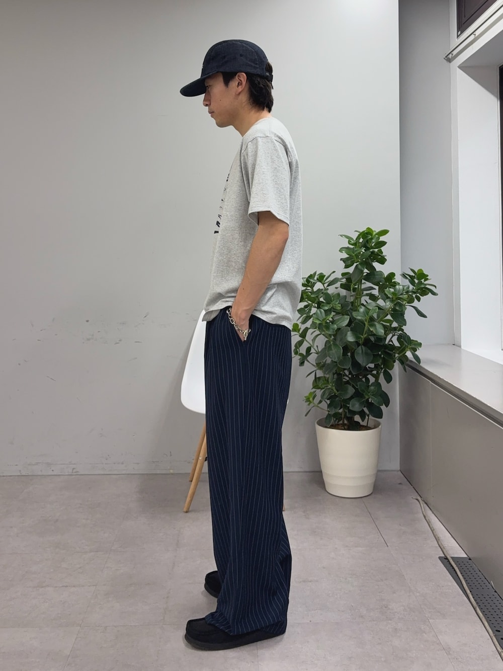 グレー系のTシャツ/カットソー、ブルー系のスラックスを着用したメンズの春コーディネートの2枚目の写真