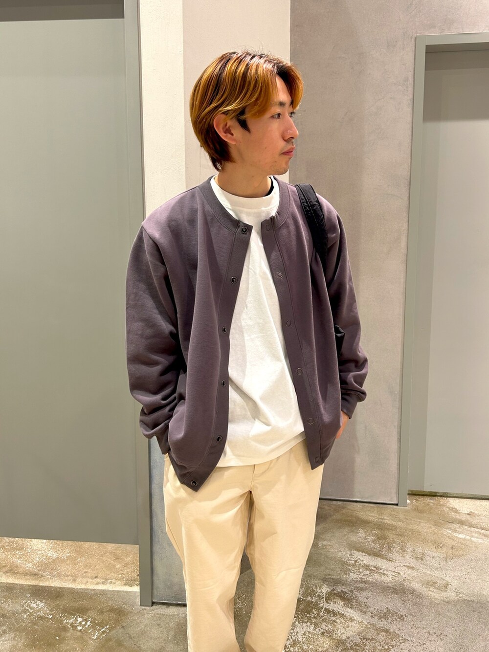 ホワイト系のパンツ、ホワイト系のTシャツ/カットソー、グレー系のカーディガン/ボレロを着用したメンズの秋コーディネートの3枚目の写真