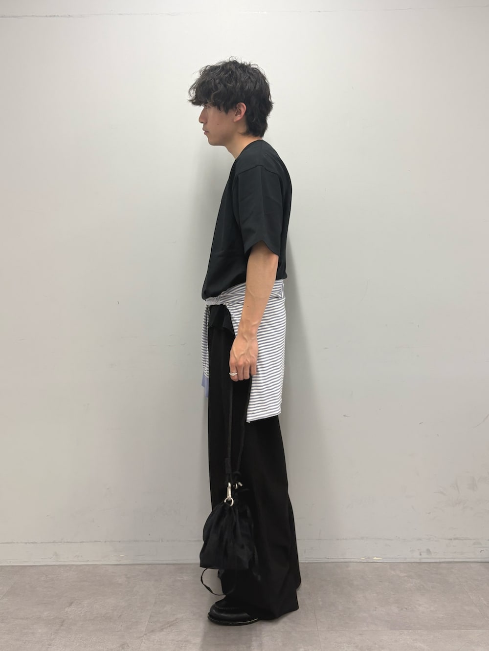 ブラック系のTシャツ/カットソー、ブルー系のTシャツ/カットソー、ブラック系のスラックスを着用したメンズの春コーディネートの2枚目の写真