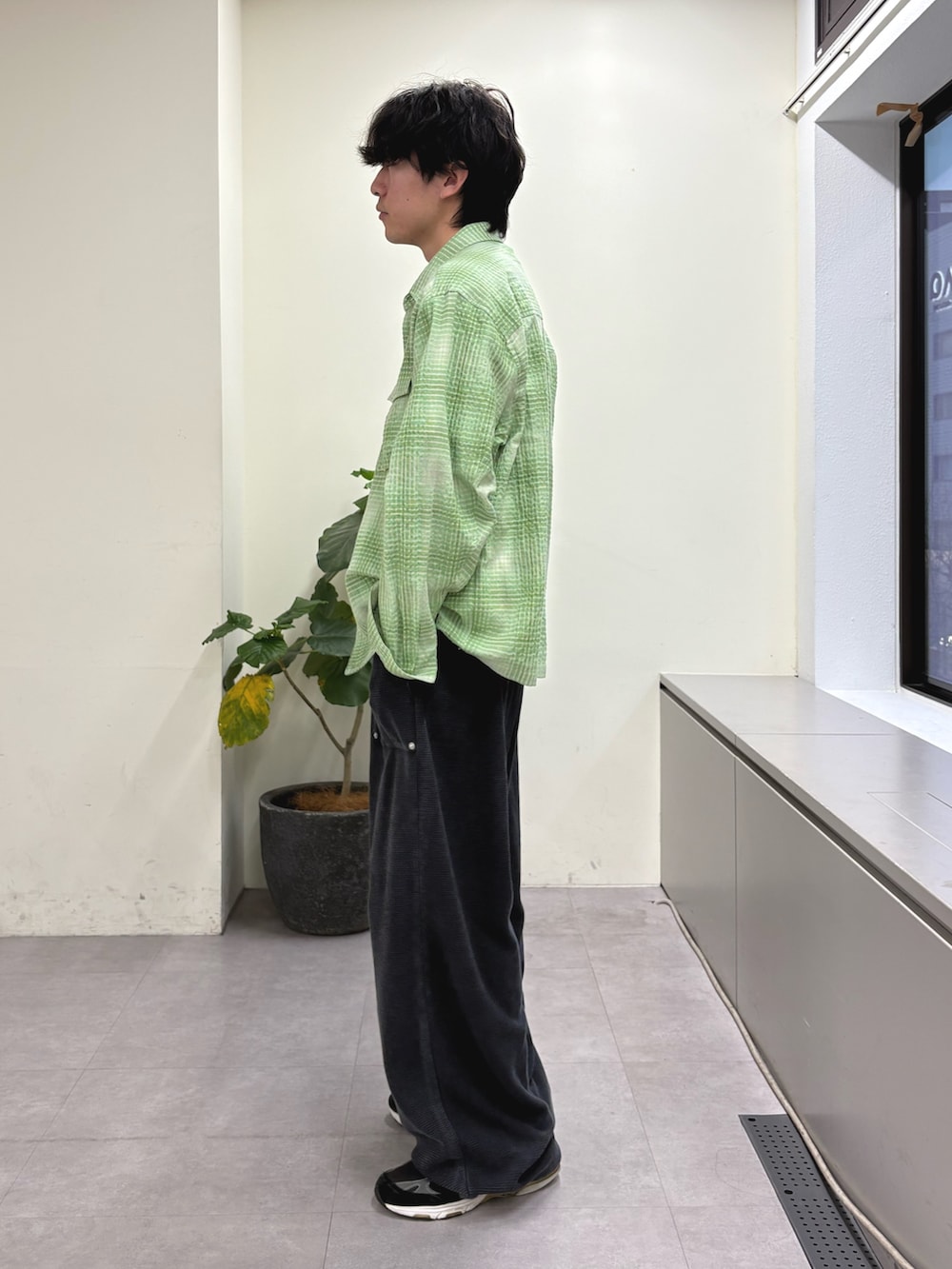 グリーン系のシャツ/ブラウス、ホワイト系のTシャツ/カットソー、ブラック系のその他パンツを着用したメンズの冬コーディネートの2枚目の写真