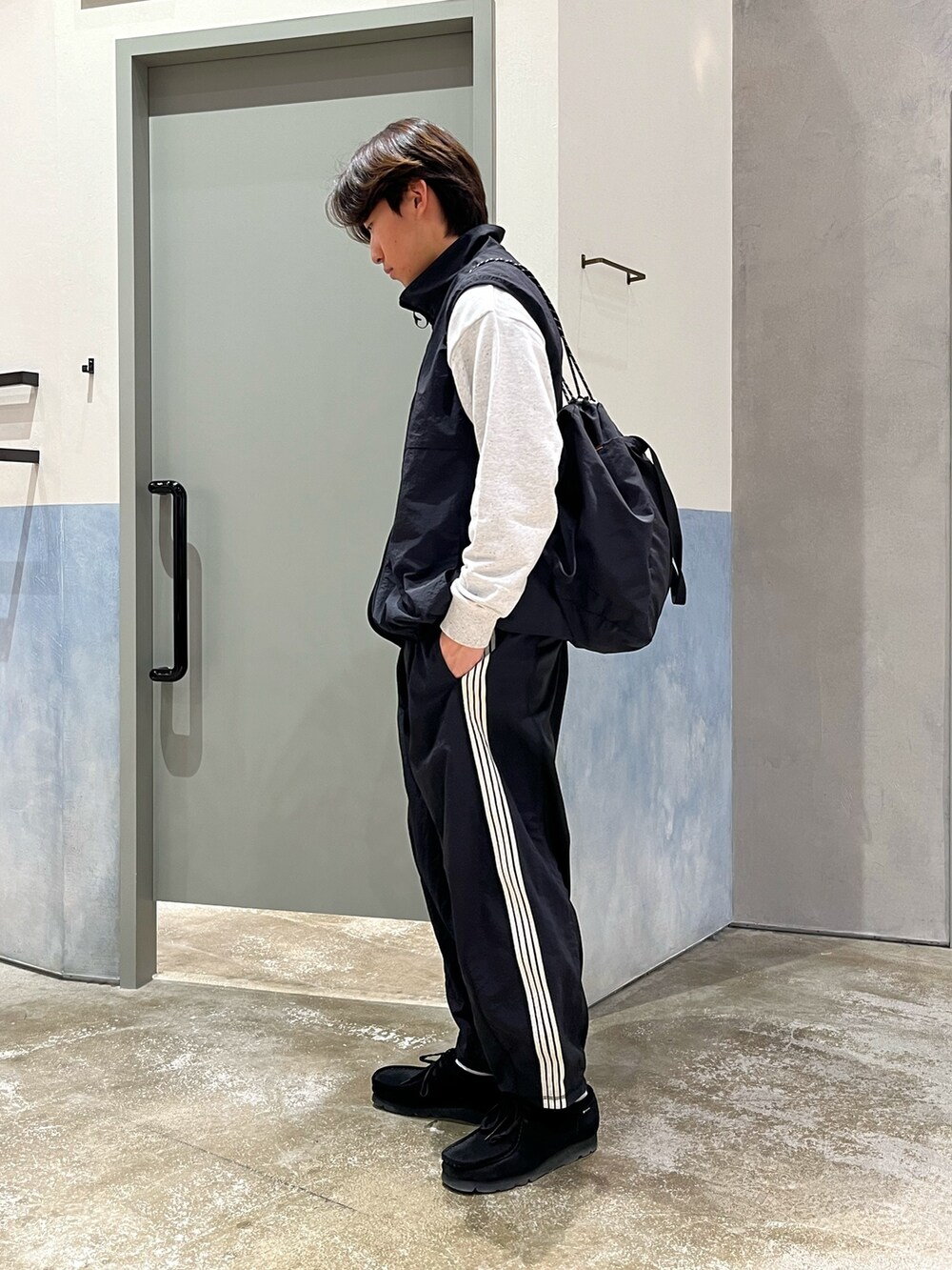 ブラック系のスニーカー、ブラック系のスウェットパンツ、グレー系のスウェットを着用したメンズの春コーディネートの2枚目の写真