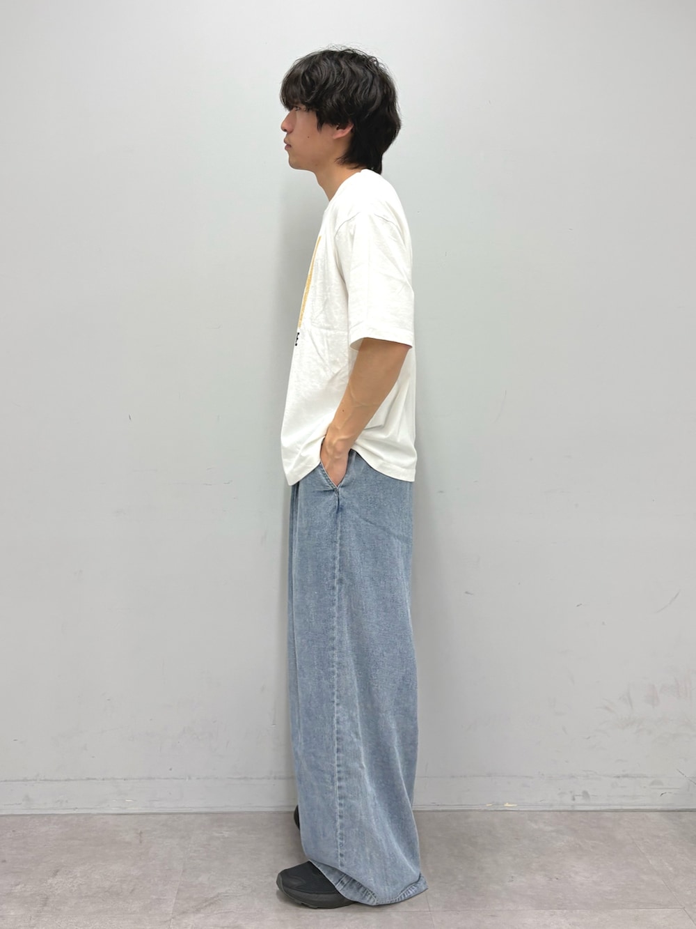 ホワイト系のTシャツ/カットソー、ブルー系のデニムパンツを着用したメンズの春コーディネートの2枚目の写真