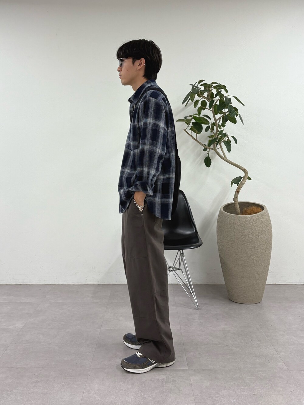 ブルー系のシャツ/ブラウス、ブラック系のショルダーバッグ、グレー系のその他パンツを着用したメンズの秋コーディネートの2枚目の写真