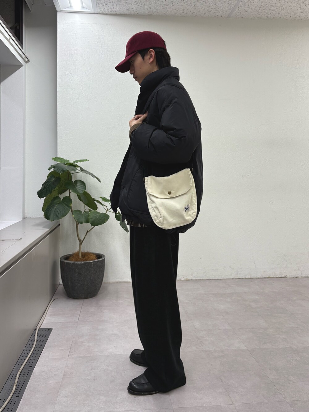 ブラック系のダウンジャケット/コート、ブラウン系のシャツ/ブラウス、ブラック系のその他パンツを着用したメンズの冬コーディネートの2枚目の写真