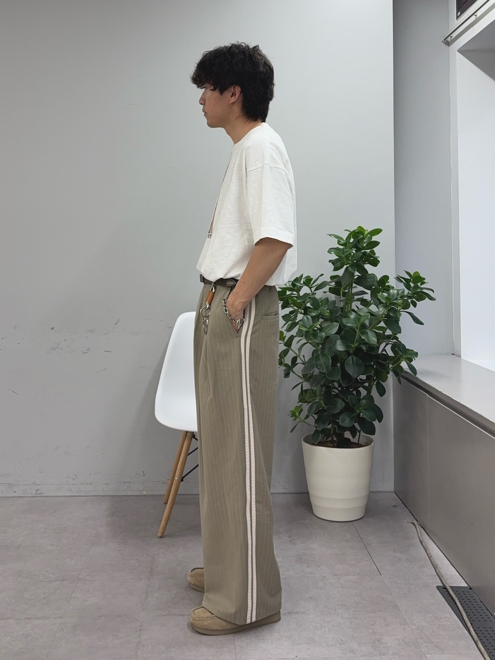 ホワイト系のTシャツ/カットソー、ベージュ系のスラックスを着用したメンズの春コーディネートの2枚目の写真