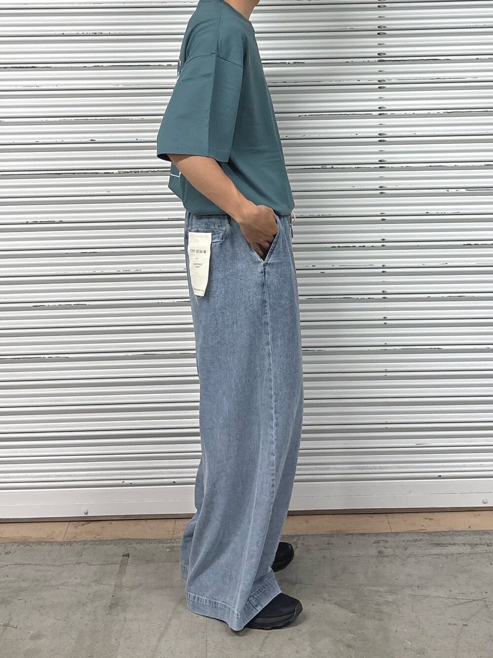 ブルー系のTシャツ/カットソー、ブルー系のデニムパンツを着用したメンズの春コーディネートの3枚目の写真