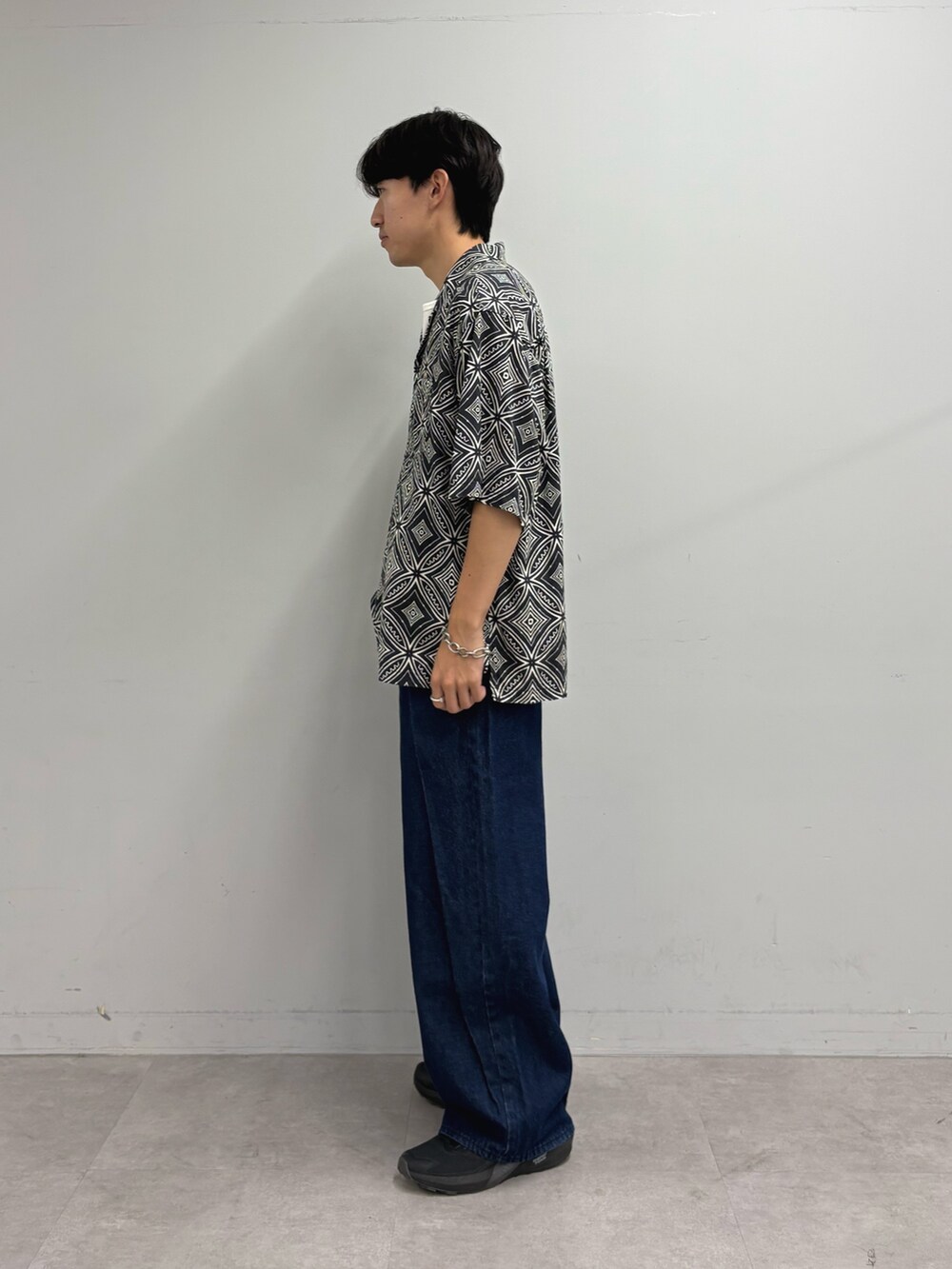 ブラック系のシャツ/ブラウス、ブルー系のデニムパンツを着用したメンズの夏コーディネートの2枚目の写真