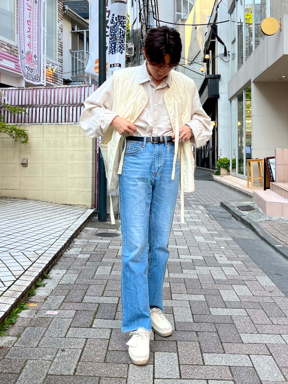 ホワイト系のベスト、ベージュ系のシャツ/ブラウス、ブルー系のデニムパンツを着用したメンズの夏コーディネートの4枚目の写真