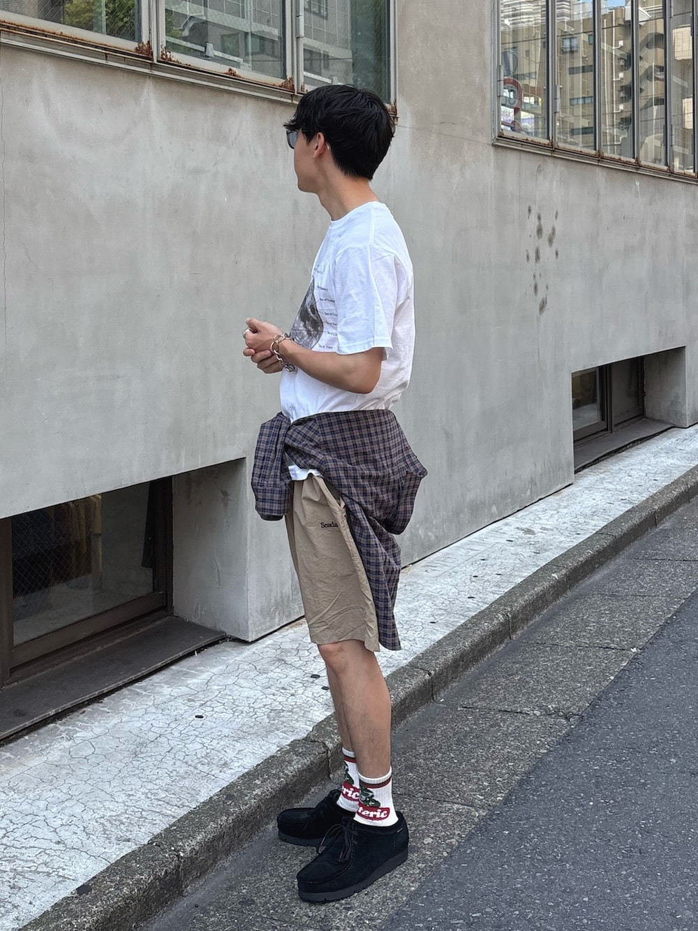 ホワイト系のTシャツ/カットソー、ブルー系のシャツ/ブラウス、ベージュ系のその他パンツを着用したメンズの夏コーディネートの2枚目の写真