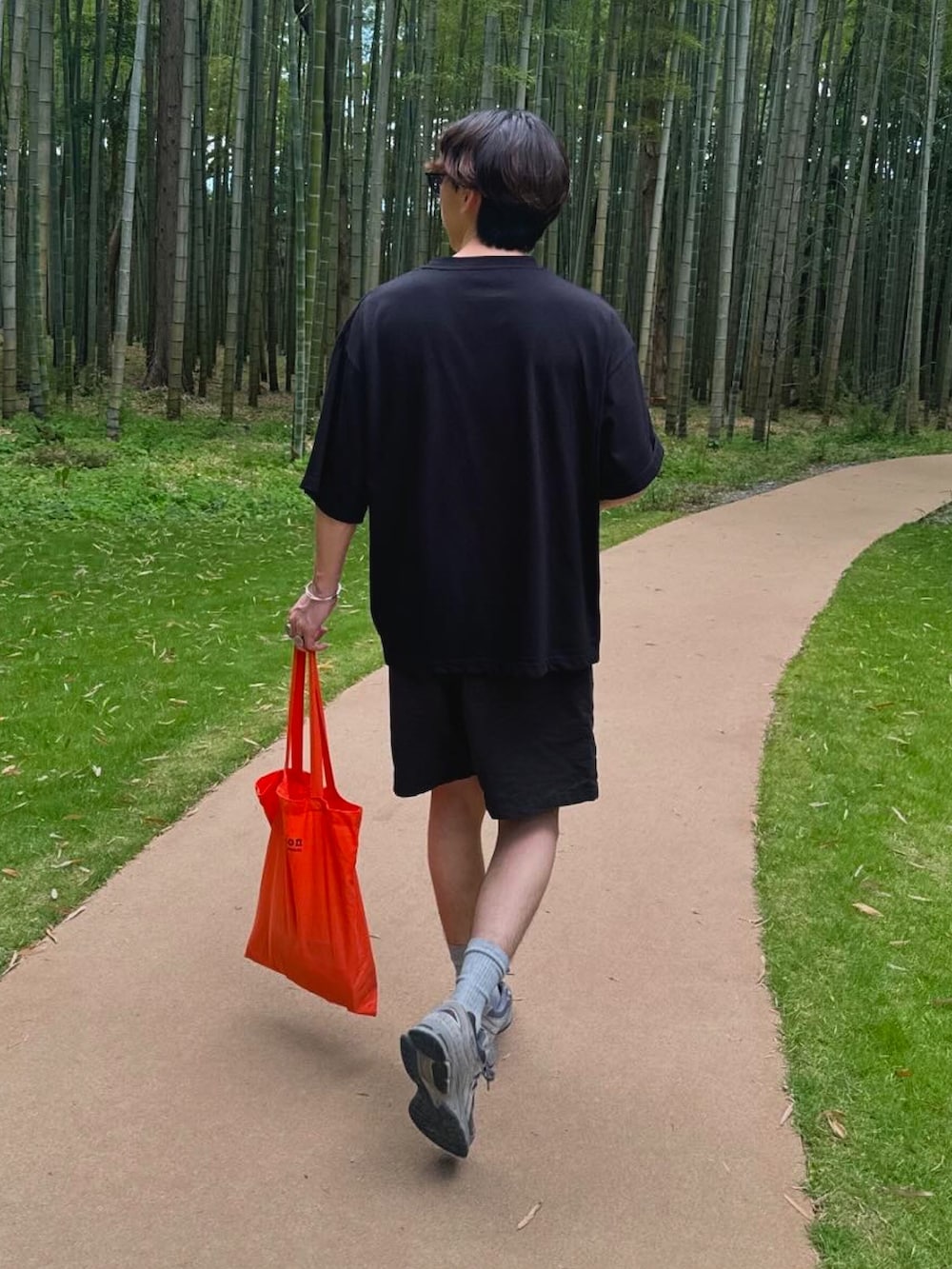 グレー系のスニーカー、ブラック系のその他パンツ、ブラック系のTシャツ/カットソーを着用したメンズの夏コーディネートの2枚目の写真