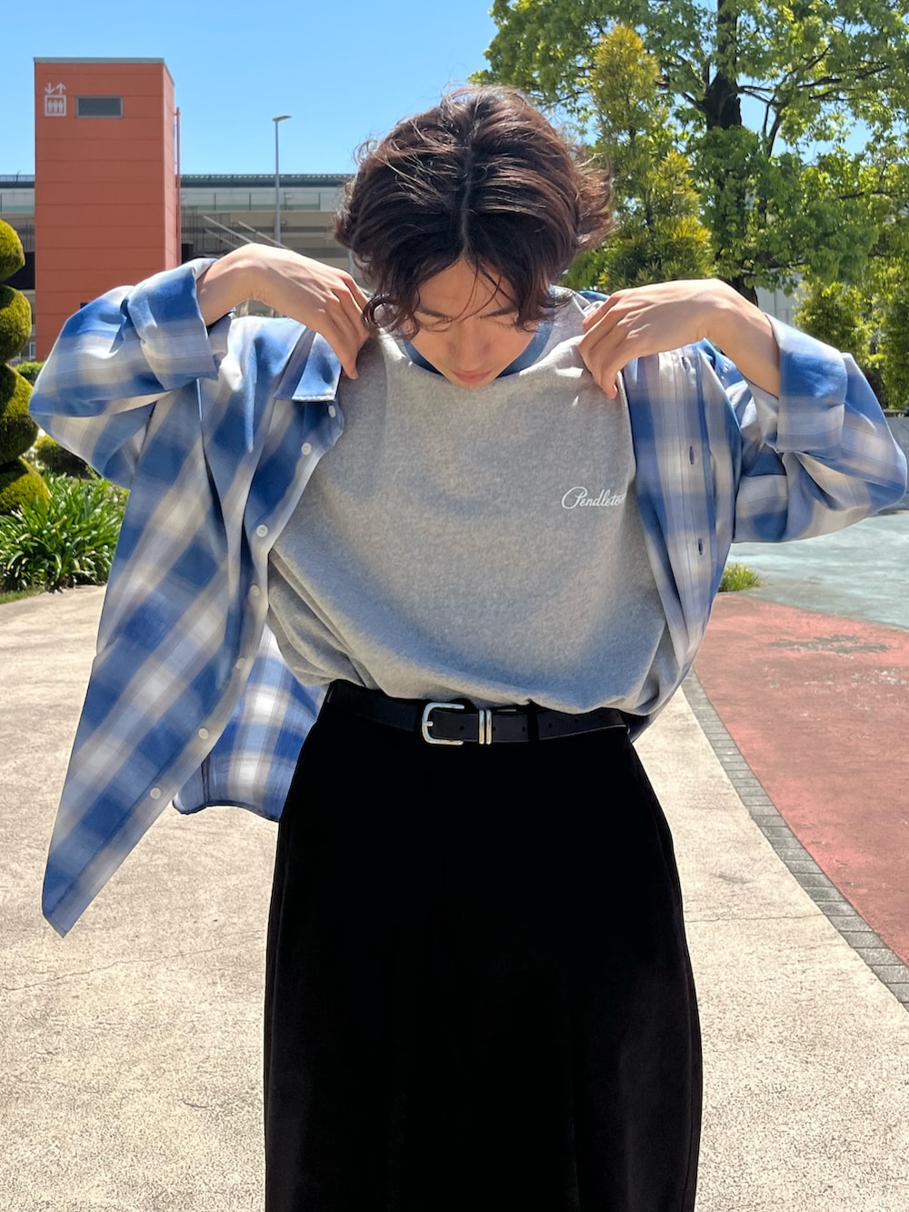 ブルー系のスニーカー、ブラック系のチノパンツ、その他のTシャツ/カットソーを着用したメンズの夏コーディネートの4枚目の写真