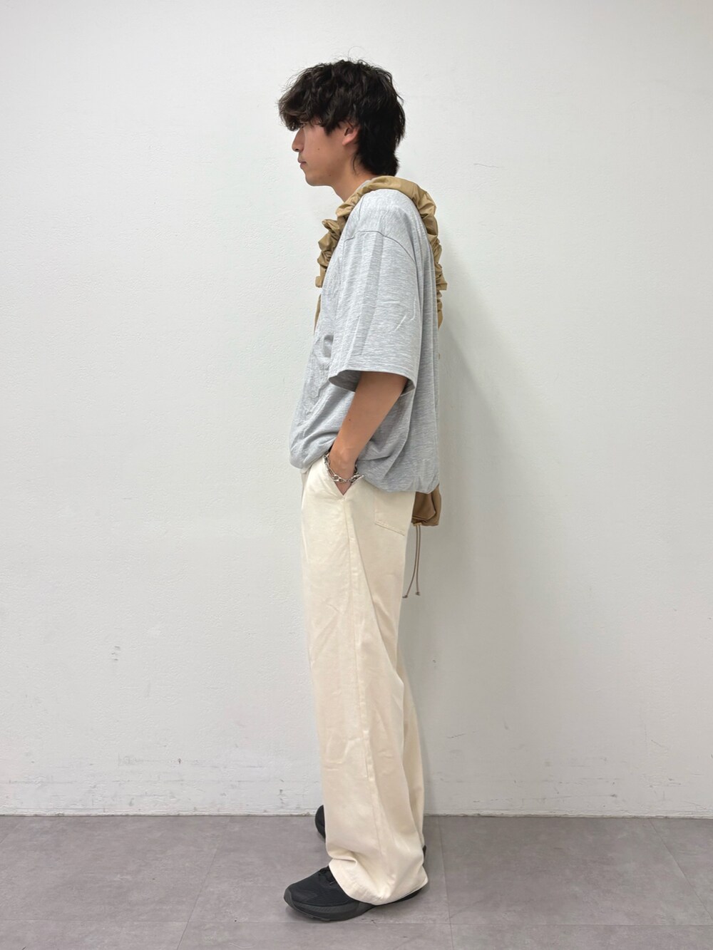 グレー系のTシャツ/カットソー、ホワイト系のデニムパンツを着用したメンズの夏コーディネートの2枚目の写真