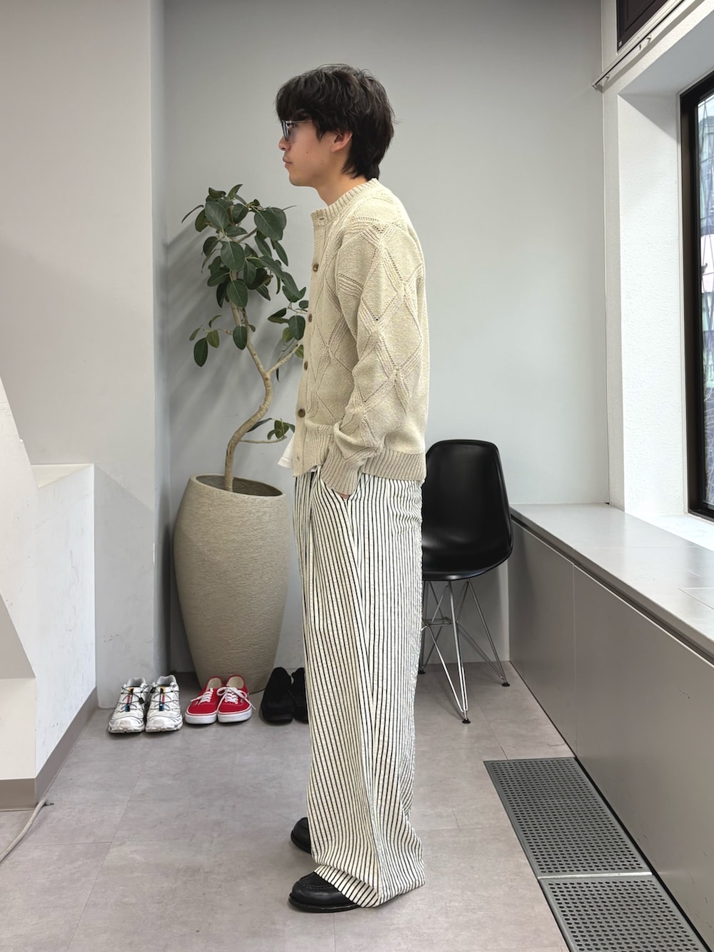 ベージュ系のカーディガン/ボレロ、ホワイト系のその他パンツを着用したメンズの春コーディネートの2枚目の写真