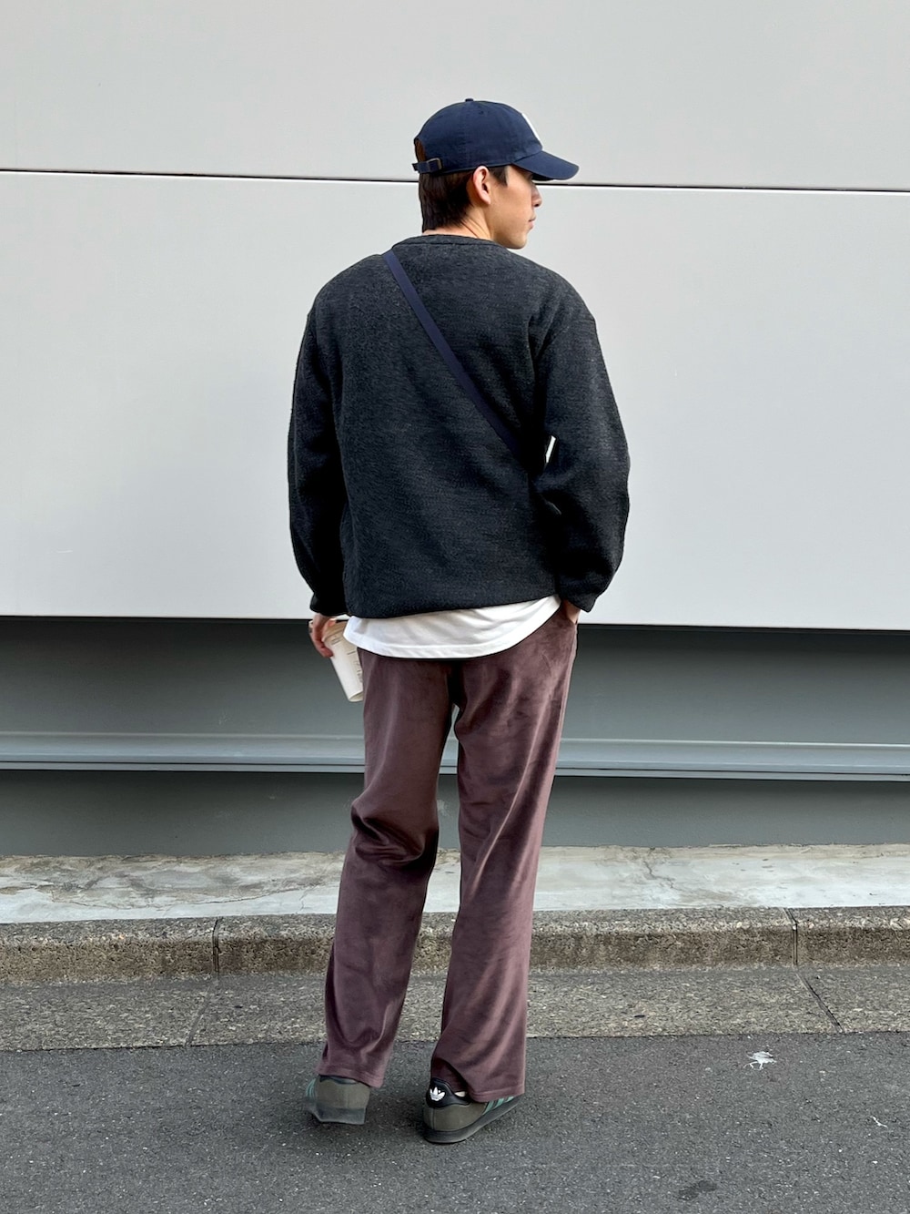 グレー系のスニーカー、ブラウン系のその他パンツ、グレー系のニット/セーターを着用したメンズの冬コーディネートの2枚目の写真