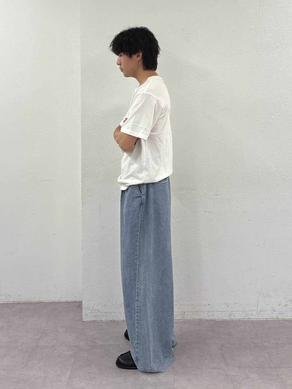 ホワイト系のTシャツ/カットソー、ブルー系のデニムパンツを着用したメンズの夏コーディネートの2枚目の写真