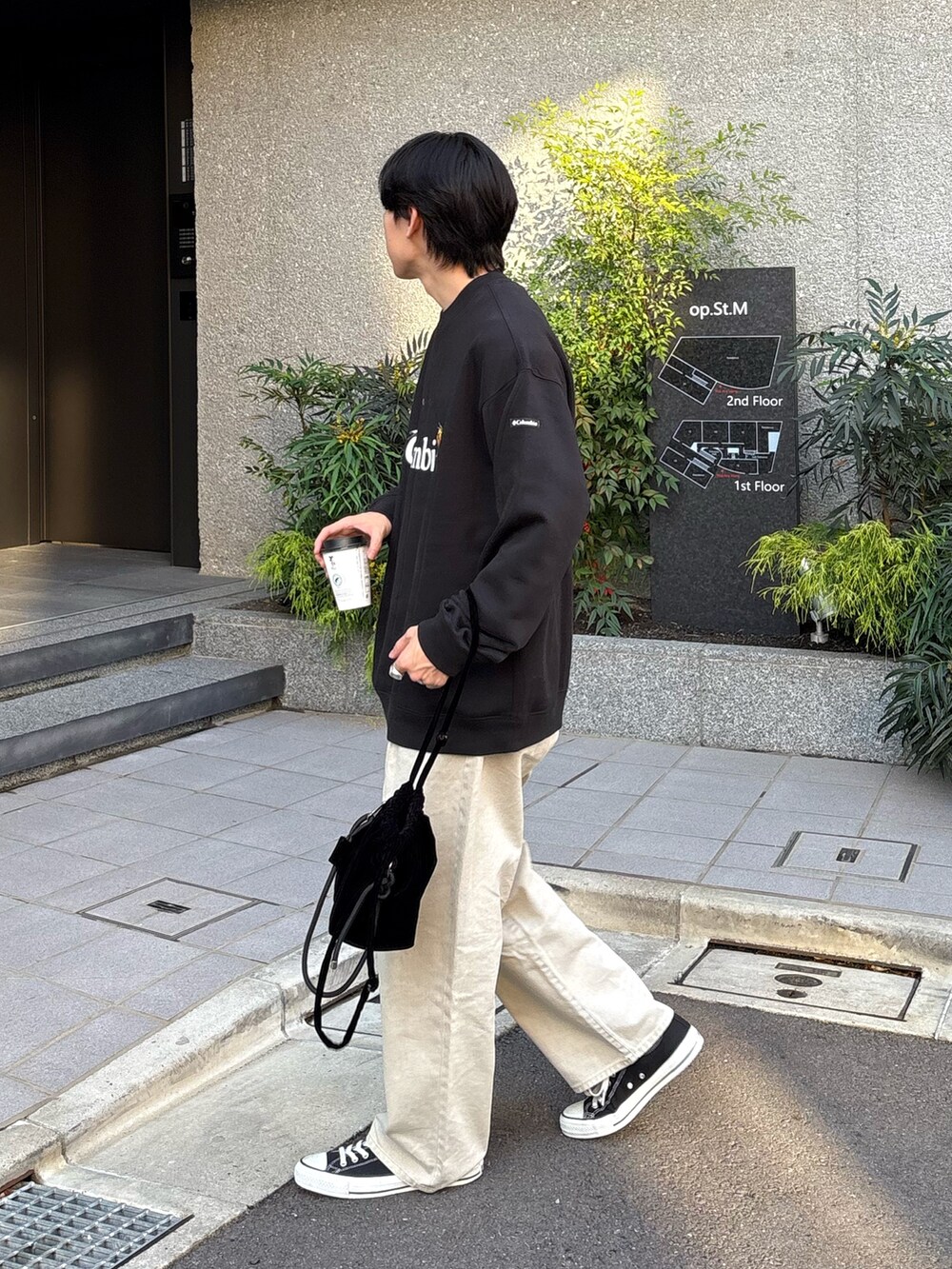 ブラック系のスウェット、グレー系のデニムパンツ、ブラック系のショルダーバッグを着用したメンズの秋コーディネートの2枚目の写真