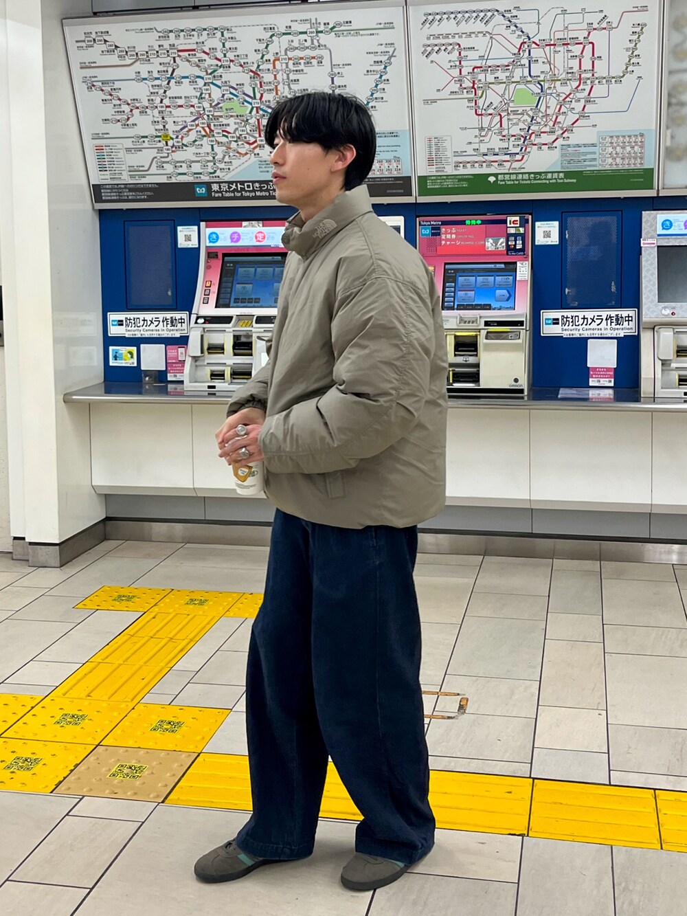 ベージュ系のダウンジャケット/コート、ブルー系のデニムパンツ、グレー系のスニーカーを着用したメンズの秋コーディネートの2枚目の写真