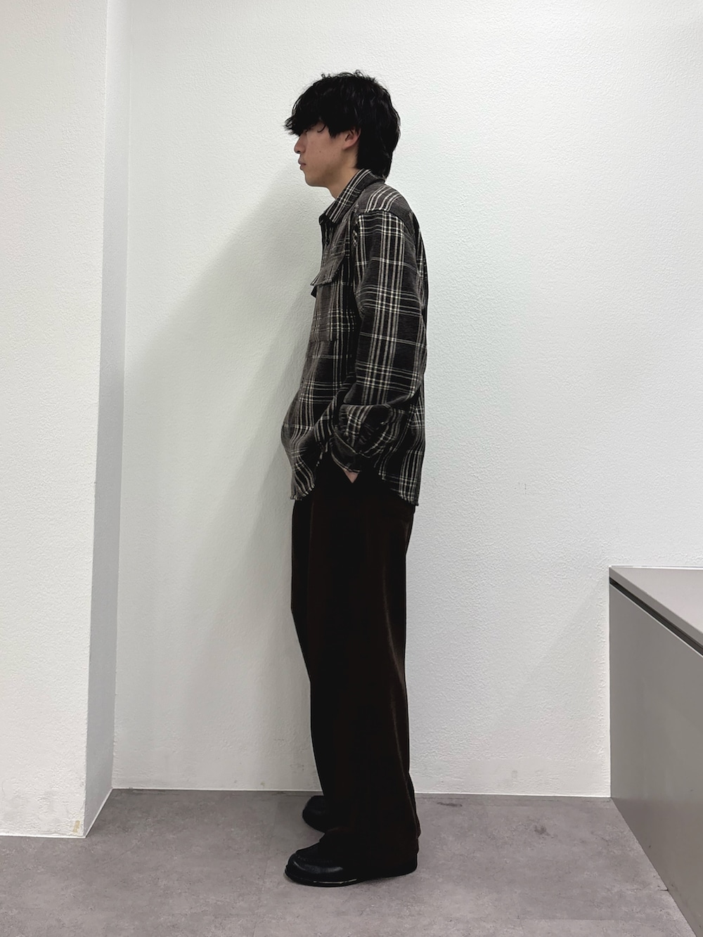 ブラウン系のシャツ/ブラウス、ブラウン系のその他パンツを着用したメンズの冬コーディネートの2枚目の写真