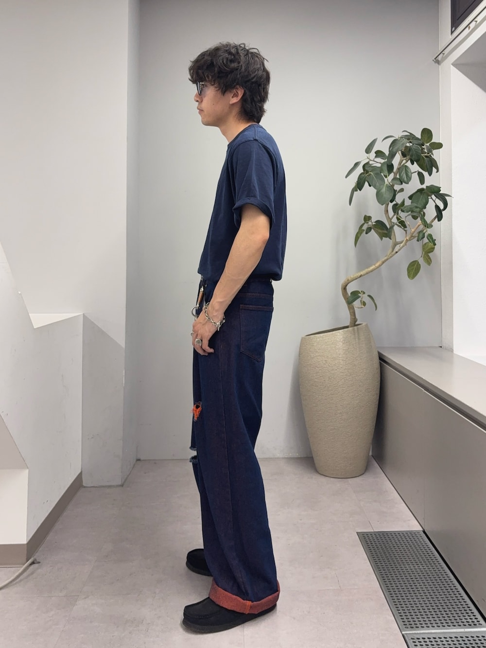 ブルー系のTシャツ/カットソー、オレンジ系のデニムパンツを着用したメンズの春コーディネートの2枚目の写真