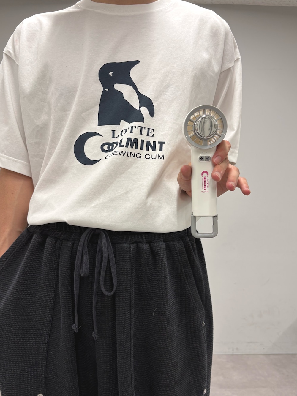ブラック系のスウェットパンツ、ホワイト系のTシャツ/カットソー、ブルー系のキャップを着用したメンズの春コーディネートの3枚目の写真