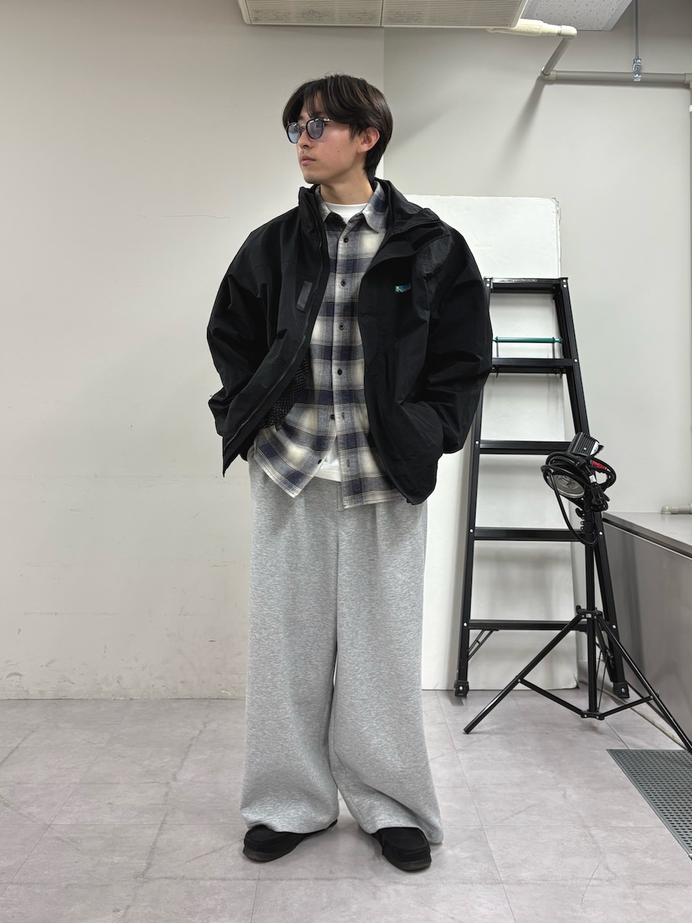 ブラック系のナイロンジャケット、ホワイト系のシャツ/ブラウス、グレー系のその他パンツを着用したメンズの秋コーディネートの2枚目の写真