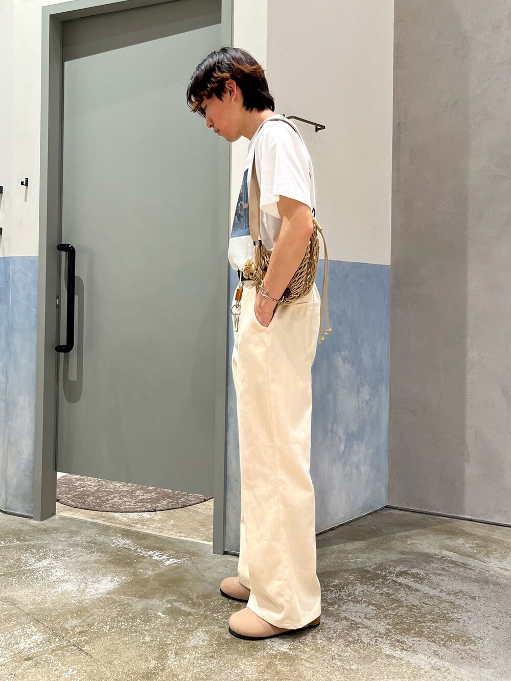 ベージュ系のその他パンツ、ベージュ系のサンダル、ホワイト系のTシャツ/カットソーを着用したメンズの夏コーディネートの2枚目の写真