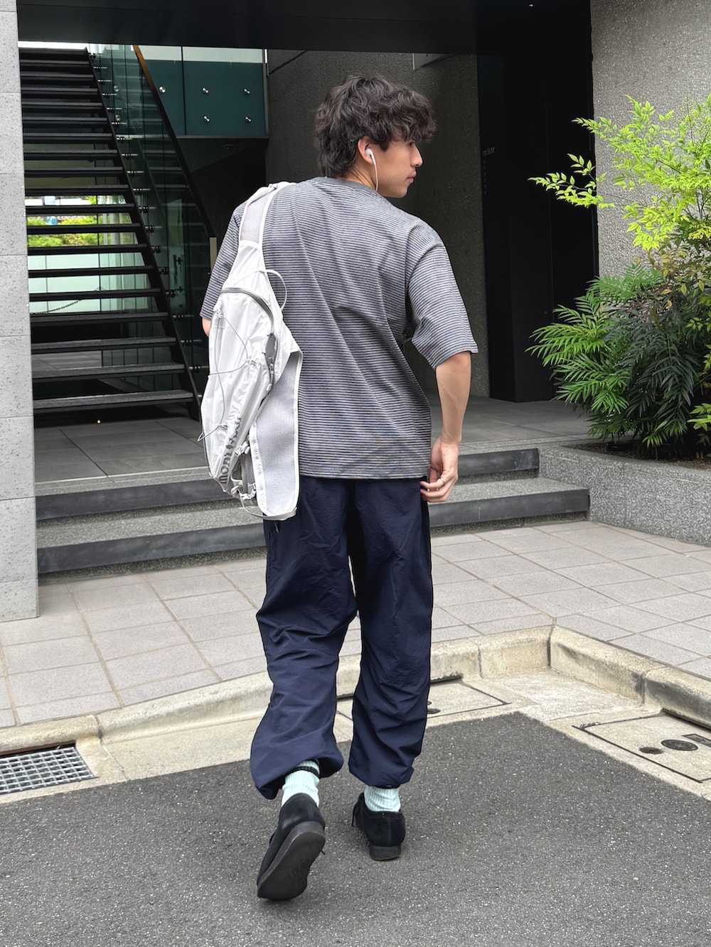 グレー系のTシャツ/カットソー、ブルー系のその他パンツを着用したメンズの春コーディネートの2枚目の写真