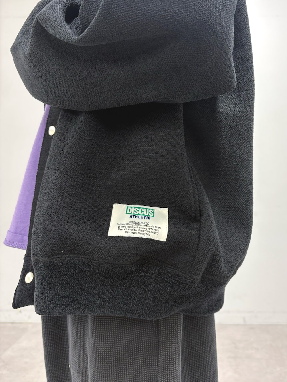 ブラック系のカーディガン/ボレロ、パープル系のTシャツ/カットソー、ブラック系のスウェットパンツを着用したメンズの夏コーディネートの3枚目の写真