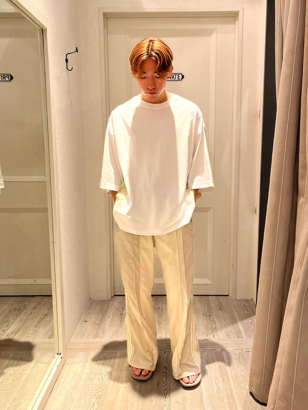ベージュ系のサンダル、ホワイト系のTシャツ/カットソー、ホワイト系のその他パンツを着用したメンズの夏コーディネートの3枚目の写真