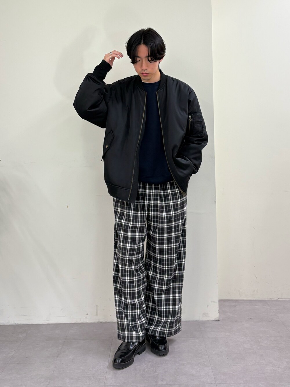 ブラック系のブルゾン、ブラック系のその他パンツを着用したメンズの冬コーディネートの2枚目の写真