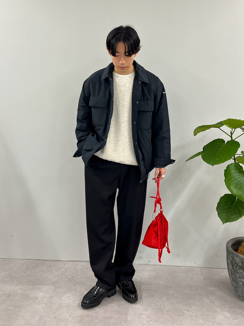 ブラック系のブルゾン、ブラック系のスラックス、グレー系のスウェットを着用したメンズの冬コーディネートの2枚目の写真