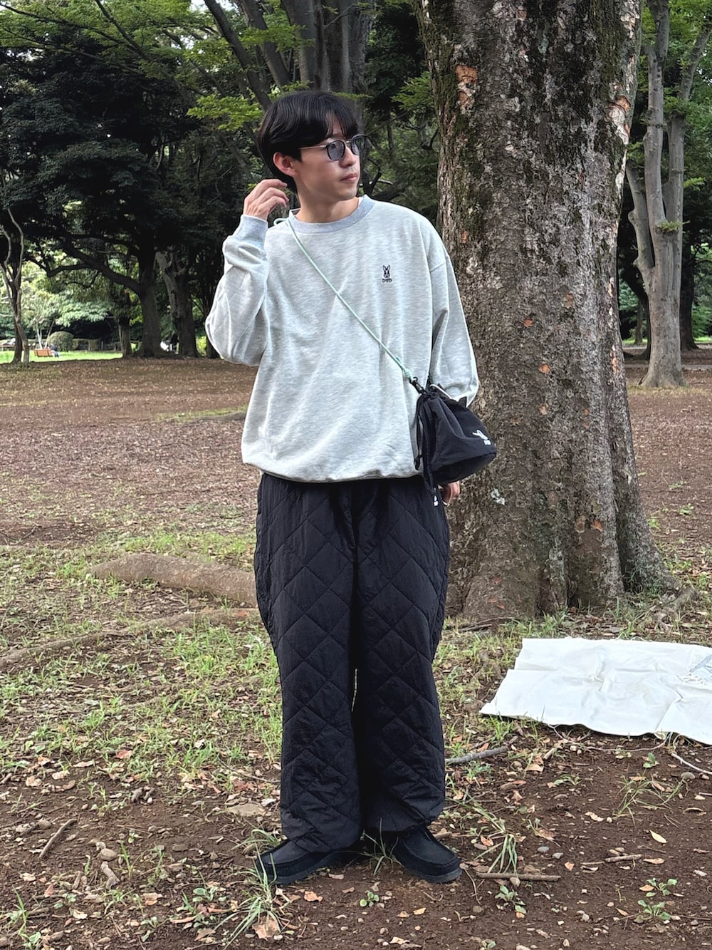 グレー系のスウェット、ブラック系のトートバッグ、ブラック系のその他パンツを着用したメンズの秋コーディネートの2枚目の写真