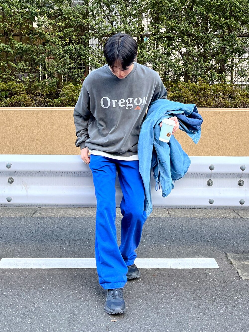 ブラック系のスニーカー、ブルー系のパンツ、ブルー系のモッズコートを着用したメンズの春コーディネートの2枚目の写真