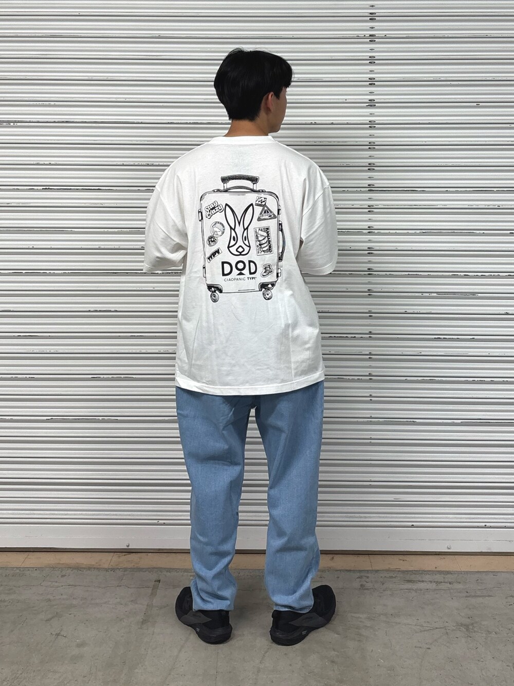 ホワイト系のTシャツ/カットソー、ブルー系のデニムパンツを着用したメンズの夏コーディネートの2枚目の写真