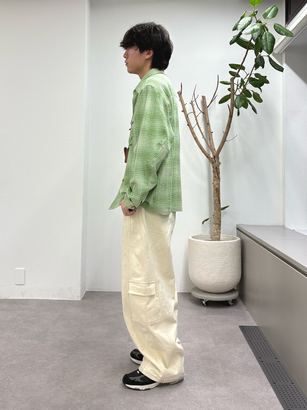 グリーン系のシャツ/ブラウス、ホワイト系のカーゴパンツを着用したメンズの冬コーディネートの2枚目の写真