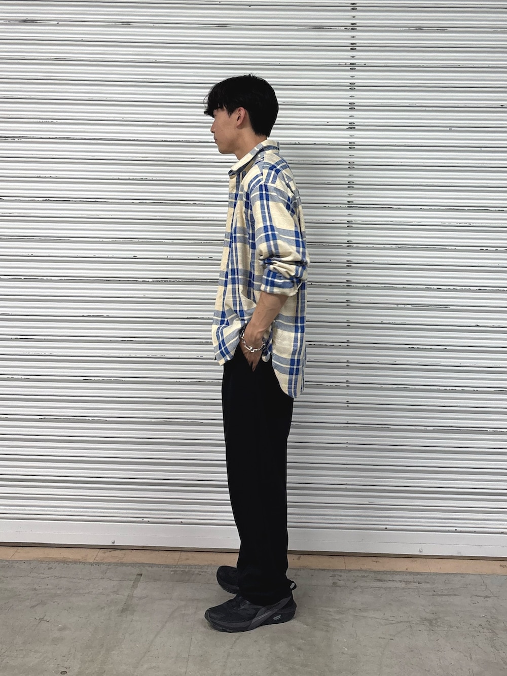 ベージュ系のシャツ/ブラウス、ブラック系のスラックス、ホワイト系のTシャツ/カットソーを着用したメンズの春コーディネートの2枚目の写真