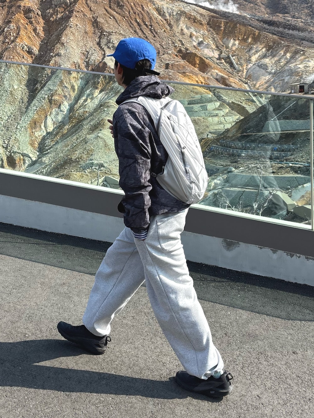 ブラック系のナイロンジャケットを着用したメンズの春コーディネートの2枚目の写真