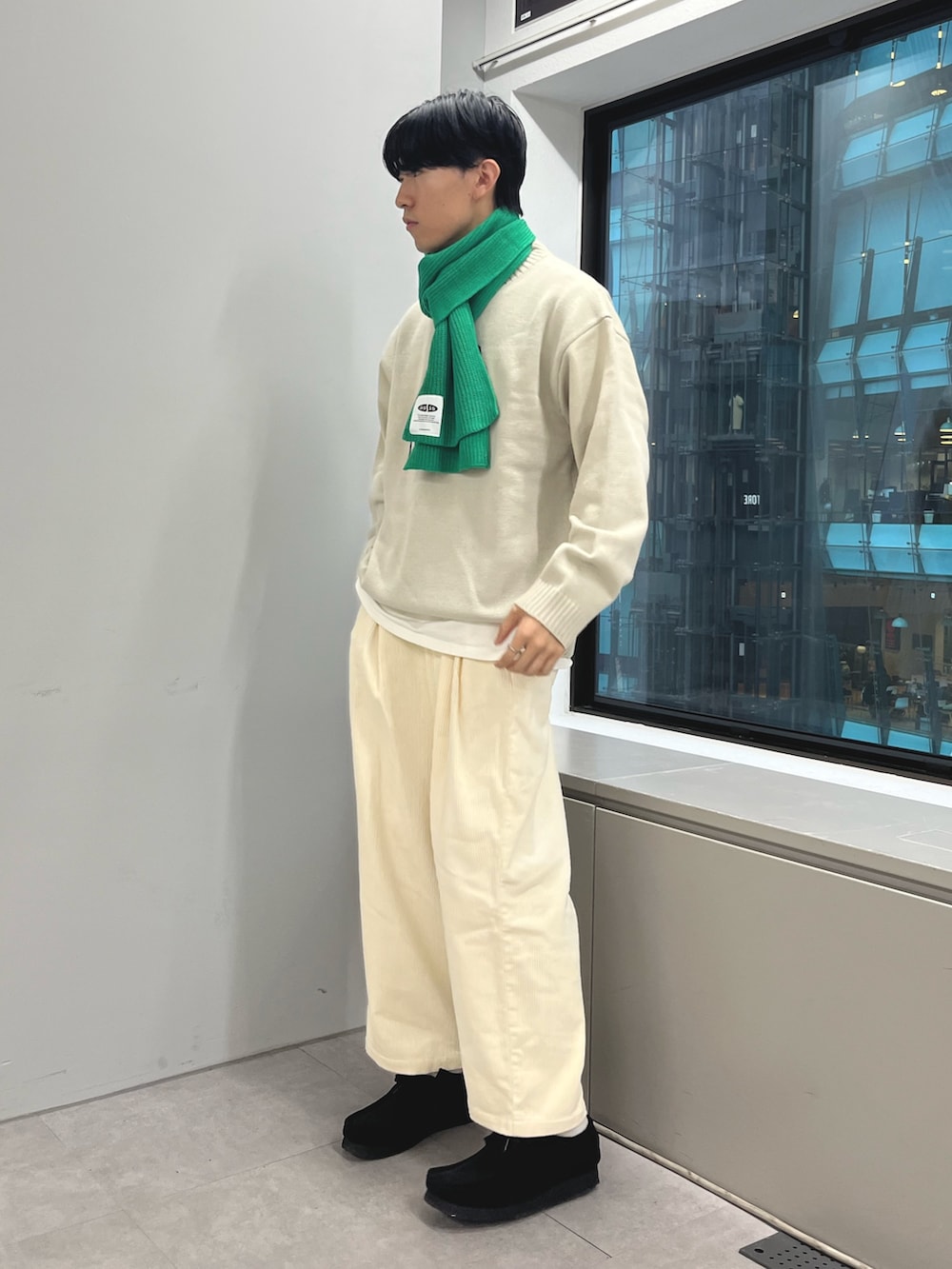 ホワイト系のニット/セーター、ホワイト系のパンツ、ブラック系のスニーカーを着用したメンズの秋コーディネートの2枚目の写真