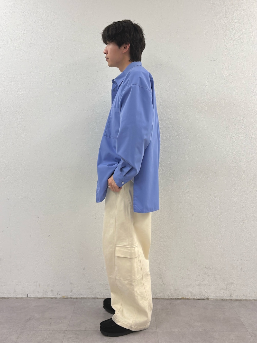 ブルー系のシャツ/ブラウス、ホワイト系のTシャツ/カットソー、ホワイト系のカーゴパンツを着用したメンズの春コーディネートの2枚目の写真