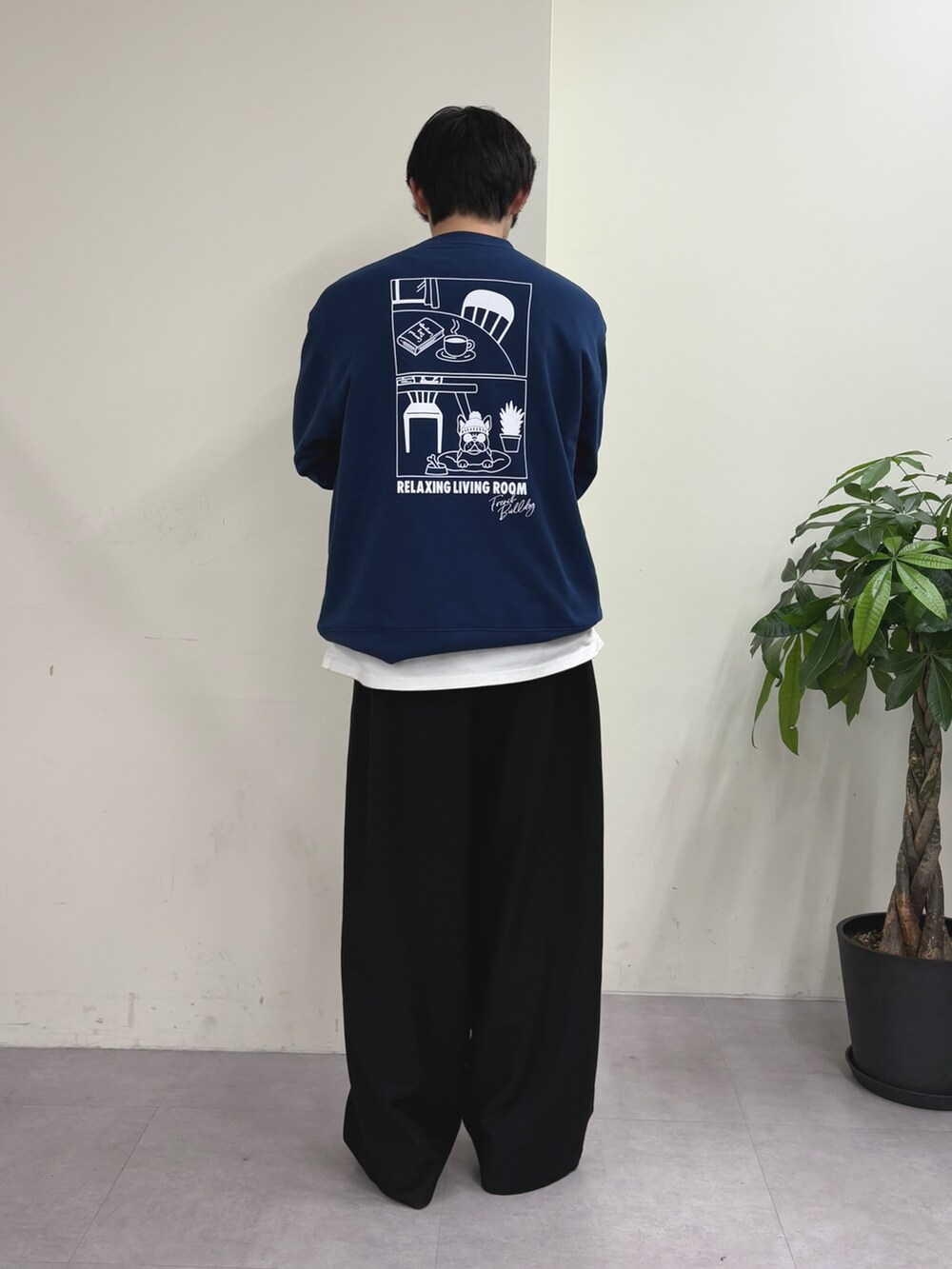 グリーン系のモッズコート、ブルー系のスウェット、ブラック系のスラックスを着用したメンズの春コーディネートの3枚目の写真